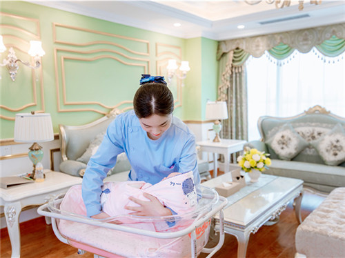 防止宝宝吐奶，除了拍嗝，这些动作很重要！